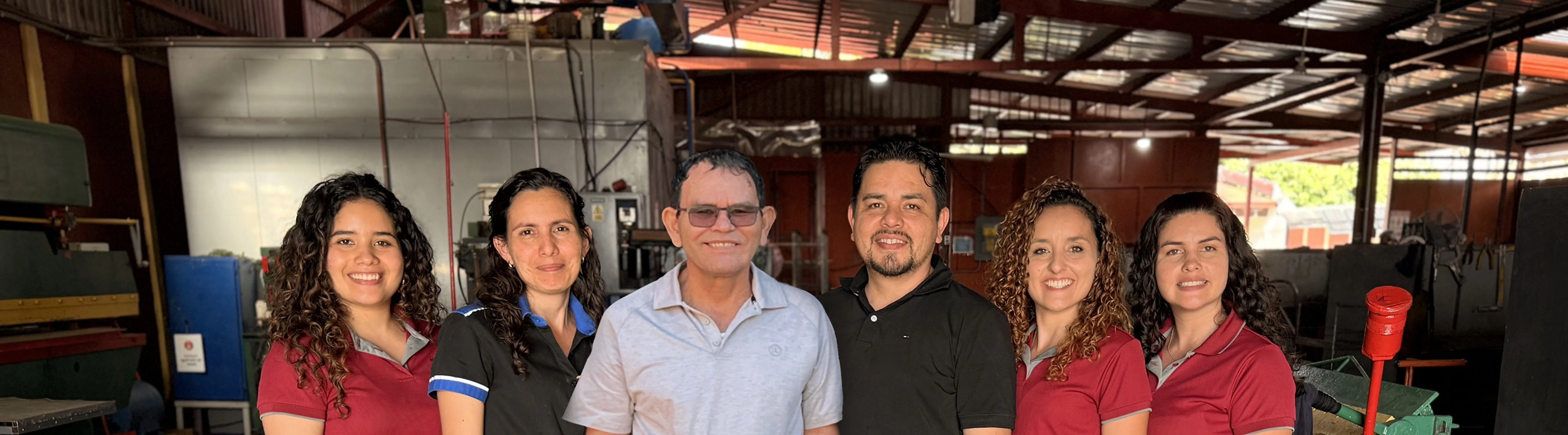 Equipo de Muebles Metálicos Castillo en el taller de fabricación en La Guácima, Alajuela