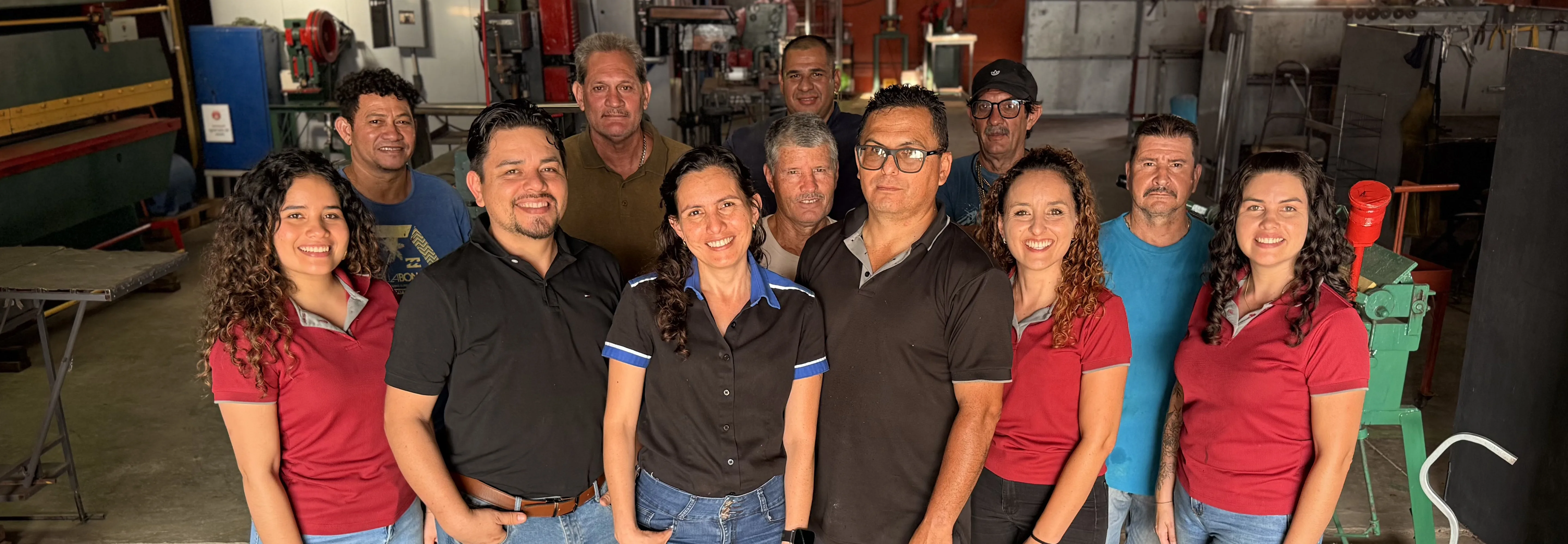 Equipo de Muebles Metálicos Castillo, fabricantes de mobiliario metálico a medida en Costa Rica